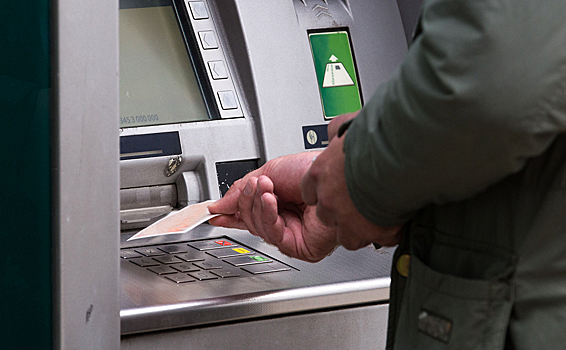 Россиян призвали не пользоваться уличными банкоматами