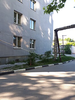 На Азина ищут водителя белой "копейки", снесшего газовую трубу