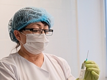 Работников контактных профессий первыми прививают от COVID-19