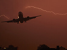 Молния попала в пассажирский лайнер при посадке в Петербурге