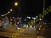 В Пензе автомобиль врезался в ограждение на путепроводе