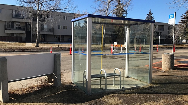 Приехавший в Канаду украинец получил удар ножом на автобусной остановке