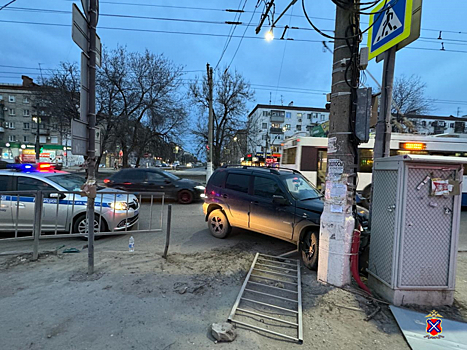 В Волгограде водитель «внедорожника» наехал на столб и погиб