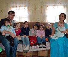 Жители села под Челябинском вскладчину купили дом для семьи из десяти человек