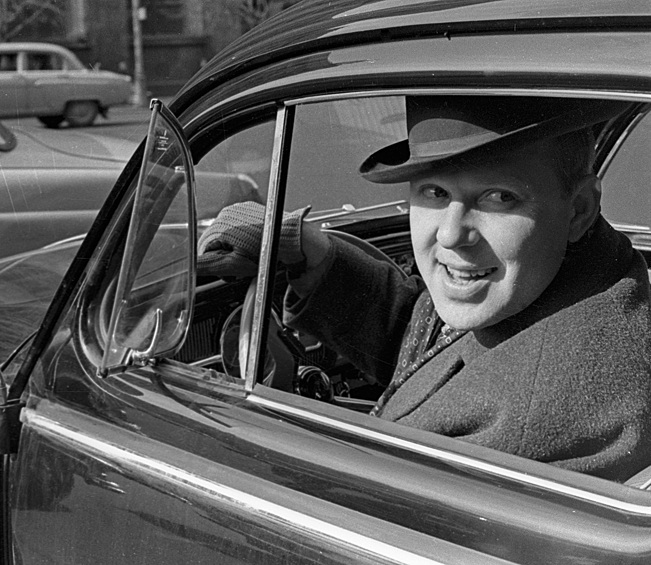 Олег Попов за рулем своего автомобиля, 1965