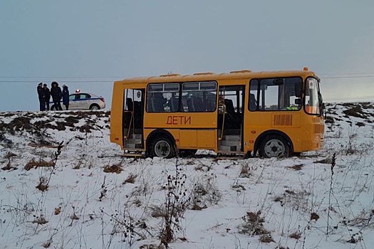 В Башкирии школьный автобус с детьми съехал в кювет