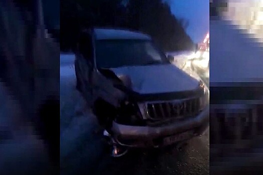 На Бердском шоссе Toyota Prado завалилась на бок, трое пострадали