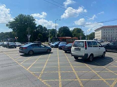 В Калининграде из-за сломавшегося светофора образовалась пробка на площади Победы