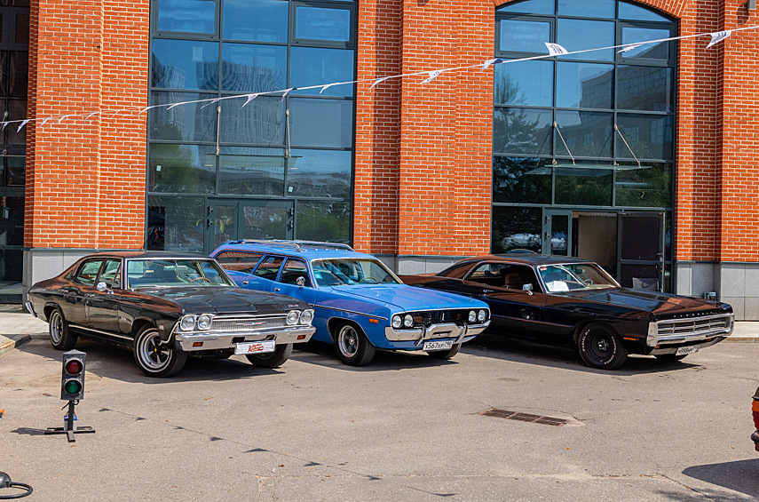 В зоне зарубежных автомобилей доминировали, преимущественно, редкие экземпляры из Америки.