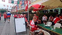 В ожидании противостояния: футбольные болельщики в Копенгагене готовятся в матчу Россия - Дания