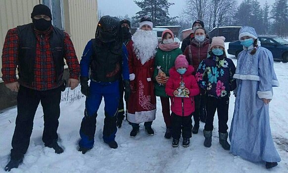 Байкеры Карелии доставили Деда Мороза на квадроцикле к детям в больницу