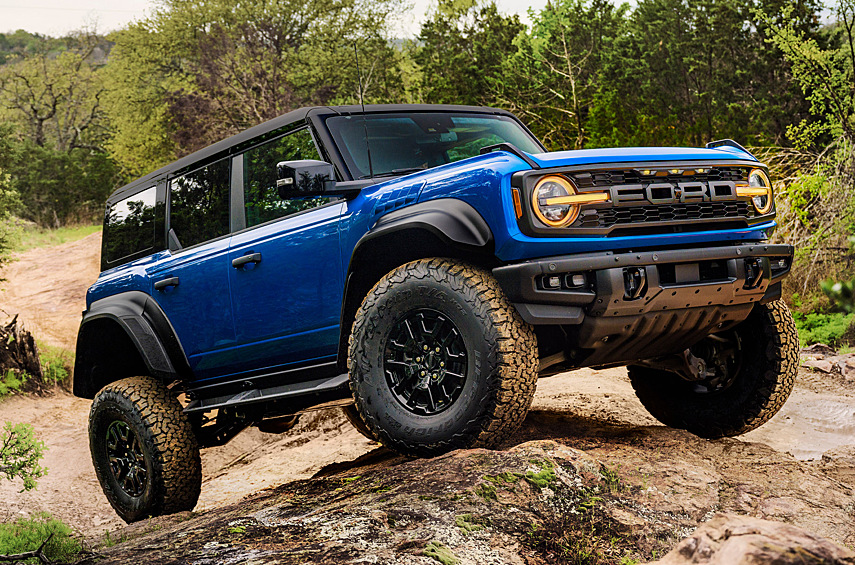 Ford Bronco Raptor Black Appearance. Спецверсию представили во время солнечного затмения, которое жители североамериканского континента могли увидеть 8 апреля. Опциональный набор за 4995 долларов предложили 150 покупателям «заряженного» внедорожника.