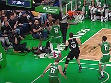 Деррик Уайт накрыл Джона Уолла и бросил в него мяч, что принесло «Селтикс» владение