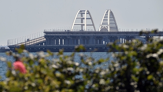 Крымский мост перекрыли для автомобилей