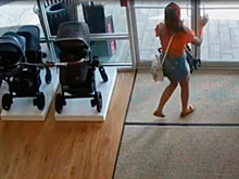 Женщина украла коляску и забыла в магазине ребенка