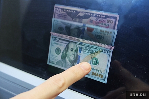 Валютные депозиты россиян выросли до 27,1 миллиарда долларов впервые с мая 2022