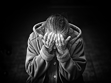Из-за желания поговорить с умершей дочерью пенсионерка из ЮЗАО лишилась двух квартир