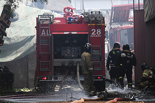 МЧС РФ: пожар на складе покрышек в подмосковном Дзержинском перекинулся на соседнее здание