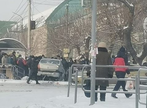 Автомобиль влетел в толпу на остановке в Челябинске