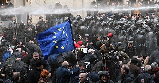 Новости-Грузия (Грузия): протестующие снова пытаются заблокировать входы в парламент Грузии