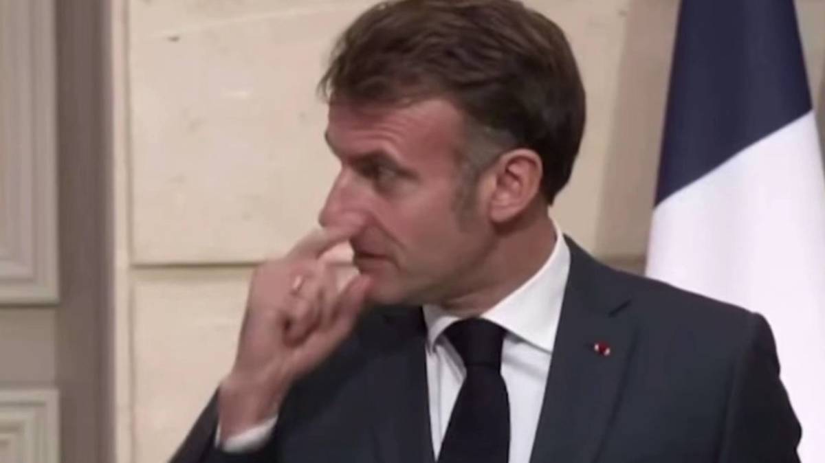 Макрон трижды подал странный знак Зеленскому, проведя пальцем под носом