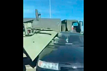 БТР протаранил автомобиль на трассе «Таврида» в Крыму и попал на видео