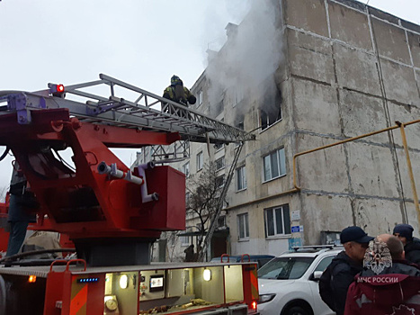 В Сызрани мужчину спасли из горящей квартиры с помощью автолестницы