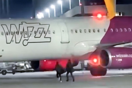 В Кельне опоздавшие на рейс пассажиры попытались догнать самолет на летном поле