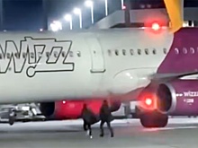 В Кельне опоздавшие на рейс пассажиры попытались догнать самолет на летном поле