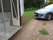 "Водитель, ты судак": в Калининграде на улице Куйбышева водитель припарковался на пешеходном переходе
