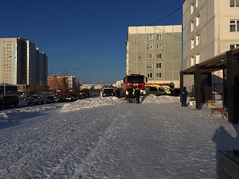 В Якутске после взрыва в квартире начался пожар. Не исключено, что жилец разбирал газовую плиту