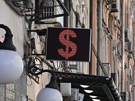 Медведев назвал лучшей защитой от падающего евро переход на новые способы оплаты