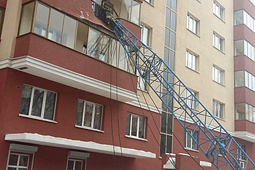 В Новосибирске кран упал на многоэтажку