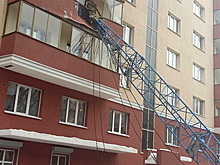 В Новосибирске кран упал на многоэтажку