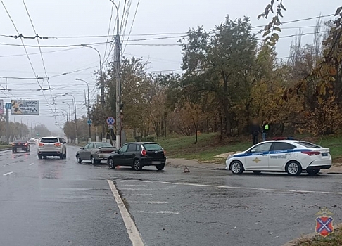 В Волгограде произошло столкновение двух автомобилей