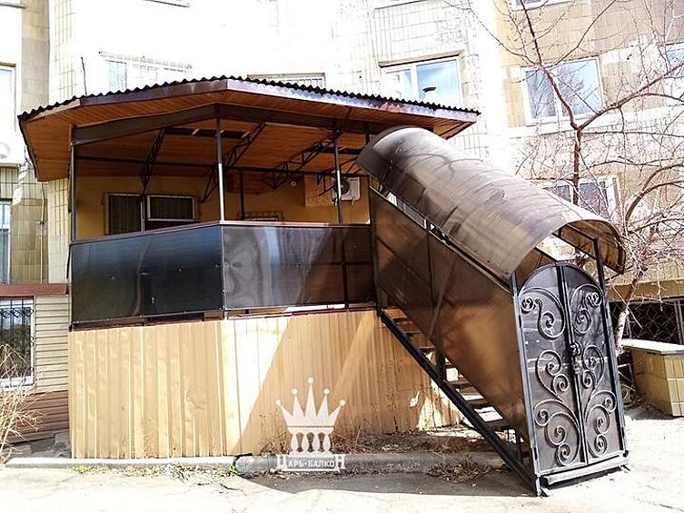 Желание никого не видеть у жильца этой квартиры явно зашкаливает.