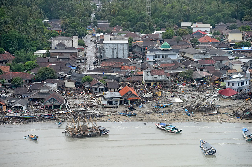  Волны цунами обрушились на побережье Зондского пролива на западе Индонезии в субботу вечером