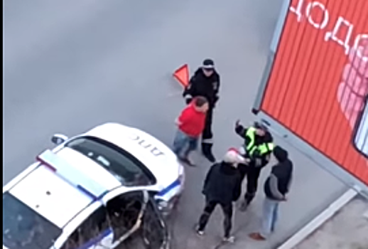 Появилось видео с телефона тюменского полицейского, которого ударил в пах пьяный водитель