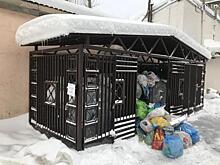 У нового ограждения вокруг мусорных баков скапливается гора мусора
