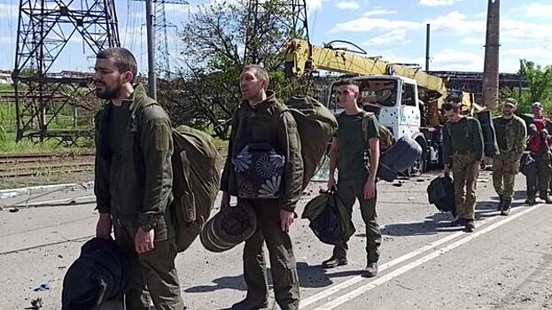 Сдавшихся в Мариуполе руководителей «Азова» вывезли в Россию