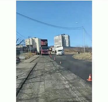 Упертый таксист за рулем Приус устроил шоу в спальном районе Владивостока