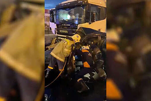 В Новосибирске водитель легковушки погиб в результате лобового столкновения с грузовиком