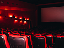 Количество работающих кинозалов в России сократилось на треть