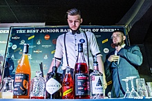 В Новосибирске выбрали лучшего молодого бармена — барбек из «Воробья» сделал коктейль с мёдом