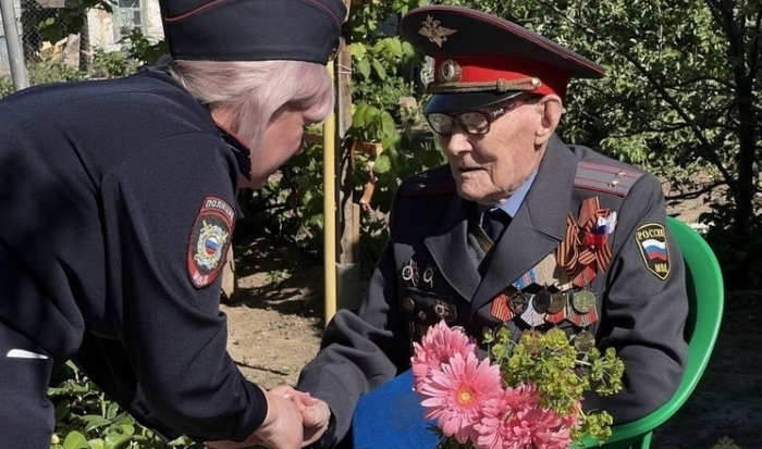 В Волгоградской области полицейские поздравили ветерана в преддверии Дня Победы