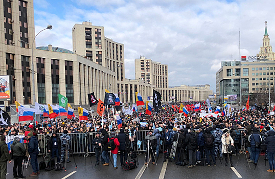 Московская полиция на митинге против изоляции рунета арестовала... шарики!