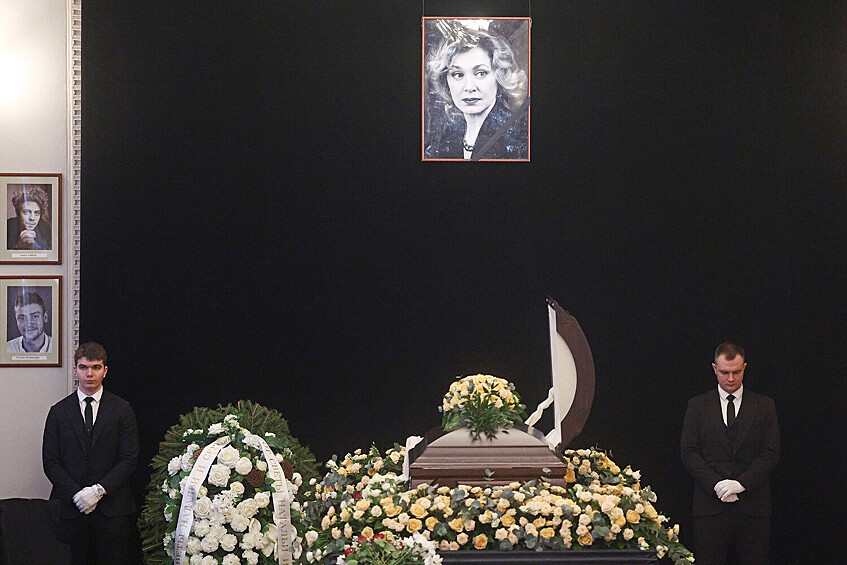 Церемония прощания с актрисой Ольгой Чиповской в Большом портретном фойе Театра имени Евгения Вахтангова, 9 февраля 2026 года