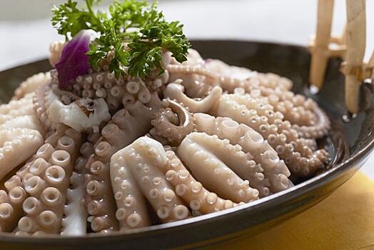 Из меню российских ресторанов убирают осьминогов. Они стали слишком дорогими