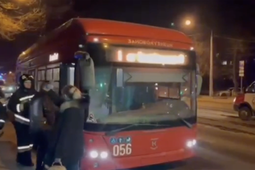 В Новокузнецке мужчина проехал остановку, захватил троллейбус и попытался его сжечь