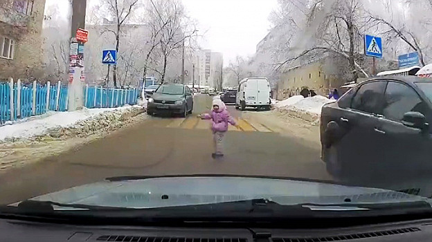 В Воронеже маленькая девочка едва не попала под машину из-за невнимательности матери